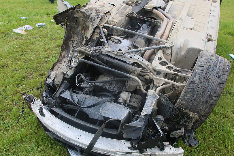 Der 25-Jährige landete mit seinem BMW im Graben. Er wurde nur leicht verletzt.