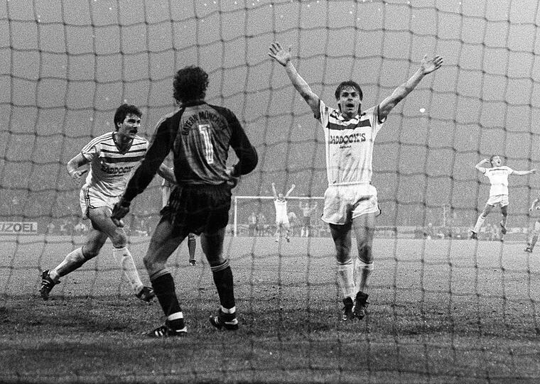 2. Mai 1984: Olaf Thon - gerade erst 18 geworden - erzielt beim 6:6 gegen die Bayern drei Tore für den damaligen Zweitligisten Schalke. Die Partie ging als "Mutter aller Pokalspiele" in die Geschichte ein. Ein Wiederholungsspiel musste in diesem Pokal-Halbfinale die Entscheidung bringen &ndash; ein Elfmeterschießen gab es damals noch nicht.