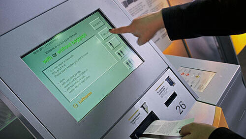 Check-In-Automat: Gepäckaufgabe, Foto: Lufthansa Check-In-Automat: Gepäckaufgabe, Foto: Lufthansa
