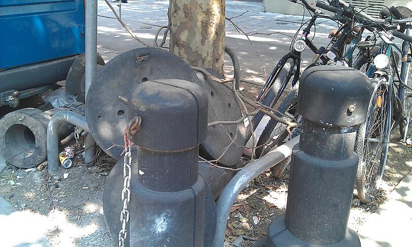 ... und abgestellte, alte Fahrräder.