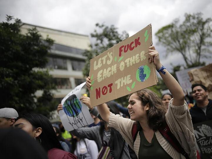 "Let's fuck each other, not the planet", steht auf dem Plakat einer Demonstrantin bei "Fridays for Future".