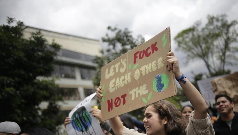 "Let's fuck each other, not the planet", steht auf dem Plakat einer Demonstrantin bei "Fridays for Future". "Let's fuck each other, not the planet", steht auf dem Plakat einer Demonstrantin bei "Fridays for Future".