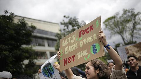 "Let's fuck each other, not the planet", steht auf dem Plakat einer Demonstrantin bei "Fridays for Future".