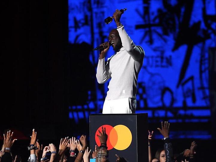 Rapper Stormzy ist bei der 40. Verleihung der Brit Awards als Bester Britischer Solokünstler geehrt worden.