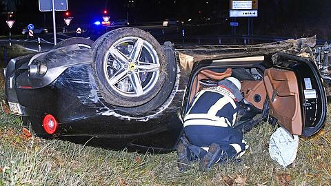 Auf der A8 Richtung München kommt ein Ferrari von der Fahrbahn ab und überschlägt sich.