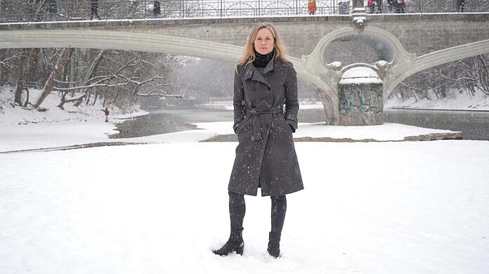Ihr Viertel, ihre Heimat, ihr Revier: die neue Bezirks-Chefin Andrea Stadler-Bachmaier (Grüne) vor dem Kabelsteg im Lehel.