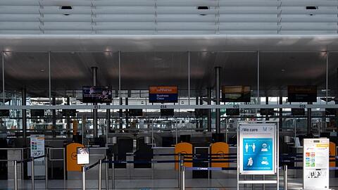 Ein leerer Check-In Schalter ist am Flufghafen München zu sehen.