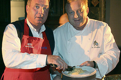 Alfons Schuhbeck (r.) mit Bayern-Manager Uli Hoeneß bei einer UNICEF-Benefizveranstaltung 2007.