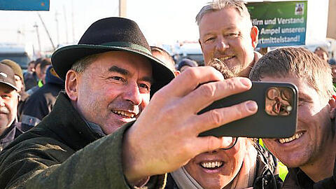 Hubert Aiwanger (FW) nimmt ein Selfie-Bad in der Menge.  dpa