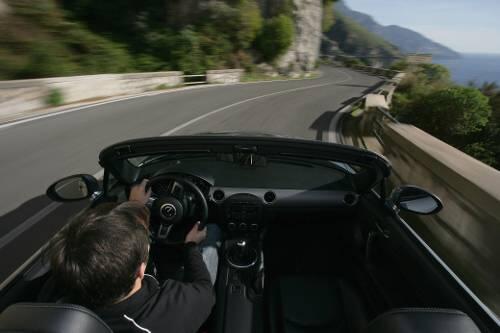 Ein offenes Spaßauto wie der MX-5, eine coole Straße: So schauen Autofahrer-Träume aus.