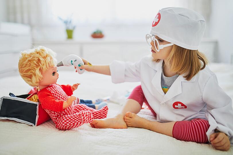 Puppendoktor als Beruf? Was für die meisten eher nach einem beliebten Kinderspiel klingt, ist auch ein echter Job, mit dem man sein Geld verdienen kann. Als Puppendoktor restauriert man beschädigte Puppen, die durch ihr Alter oder ihre Seltenheit von besonderem Wert sind. Beauftragt wird man meist von Sammlern oder Museen. Dabei sind handwerkliches Geschick und künstlerisches Talent gefragt. Puppendoktor als Beruf? Was für die meisten eher nach einem beliebten Kinderspiel klingt, ist auch ein echter Job, mit dem man sein Geld verdienen kann. Als Puppendoktor restauriert man beschädigte Puppen, die durch ihr Alter oder ihre Seltenheit von besonderem Wert sind. Beauftragt wird man meist von Sammlern oder Museen. Dabei sind handwerkliches Geschick und künstlerisches Talent gefragt.