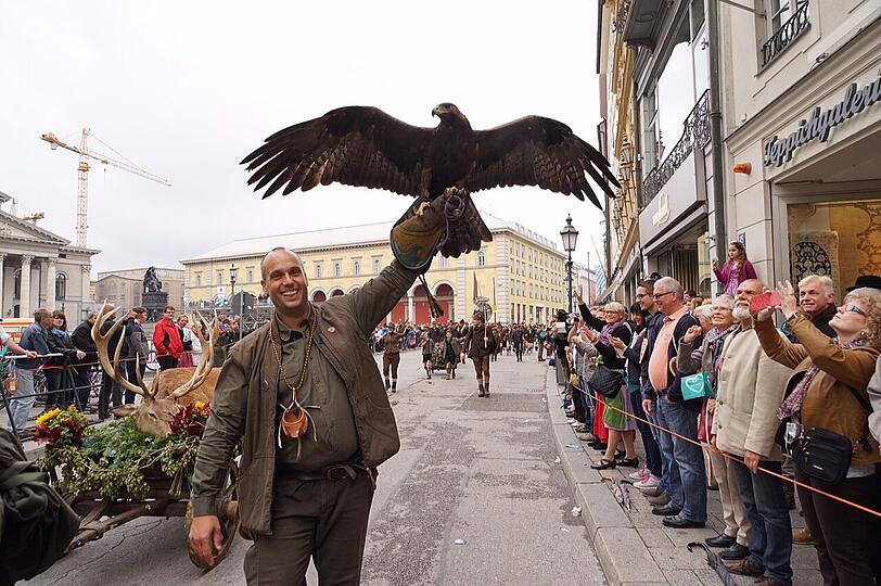 Aber nicht nur die verschiedenen Trachten waren ein Blickfang. Auch dieser Falkner gehörte zu den Highlights.