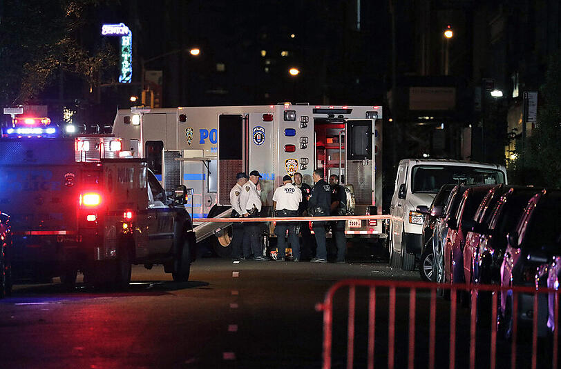 Eine heftige Explosion hat am Samstagabend den New Yorker Stadtteil Manhattan erschüttert. Die Bilder vom Tatort.