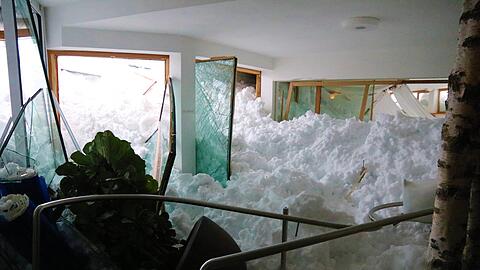 Durch die Wucht der 300 m breiten Lawine gelangten Schneemassen in den Wellnessbereich des Hotels.