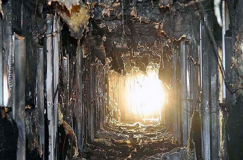 In einem Ankunftszentrum im Euroindustriepark hat ein defekter Heizlüfter einen Großbrand ausgelöst.