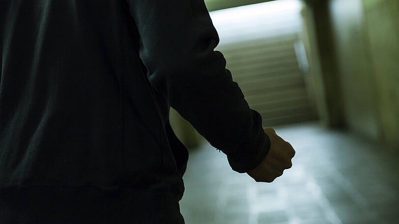 Die Jugendlichen schlugen den 17-Jährigen, dann zogen sie randalierend durchs Viertel.