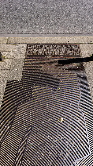 Das Denkmal für Kurt Eisner befindet sich auf dem Boden.