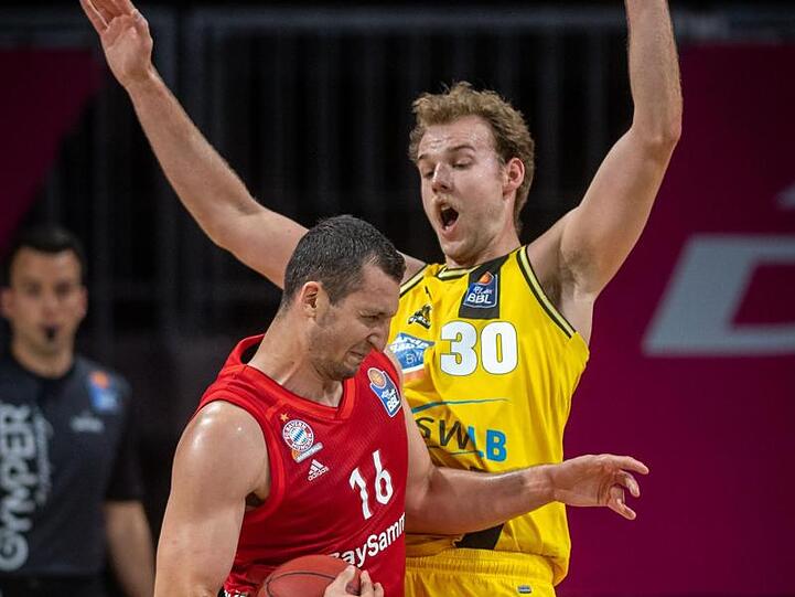 Paul Zipser vom FC Bayern München (No.16) und Hans Brase vom MHP Riesen Ludwigsburg (No.30) in Aktion. Die Münchner verloren gegen die MHP Riesen Ludwigsburg mit 83:87.