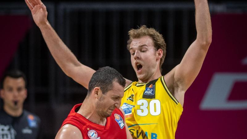 Paul Zipser vom FC Bayern München (No.16) und Hans Brase vom MHP Riesen Ludwigsburg (No.30) in Aktion. Die Münchner verloren gegen die MHP Riesen Ludwigsburg mit 83:87. Paul Zipser vom FC Bayern München (No.16) und Hans Brase vom MHP Riesen Ludwigsburg (No.30) in Aktion. Die Münchner verloren gegen die MHP Riesen Ludwigsburg mit 83:87.