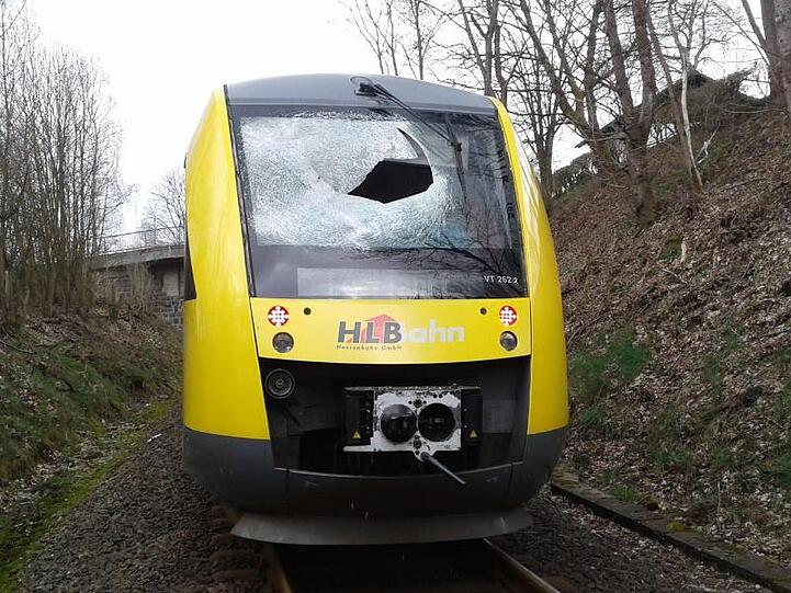 Die zerstörte Frontscheibe des Zuges nach der Gullydeckel-Attacke zwischen Erndtebrück und Bad Berleburg.