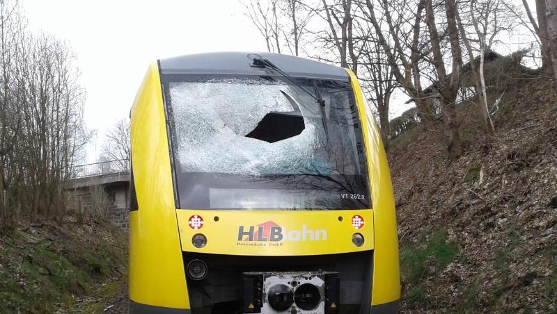 Die zerstörte Frontscheibe des Zuges nach der Gullydeckel-Attacke zwischen Erndtebrück und Bad Berleburg. Die zerstörte Frontscheibe des Zuges nach der Gullydeckel-Attacke zwischen Erndtebrück und Bad Berleburg.