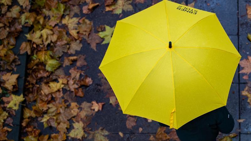 Eine Person läuft mit einem Regenschirm auf einem Gehweg. Foto: Tom Weller/dpa/archivbild Eine Person läuft mit einem Regenschirm auf einem Gehweg. Foto: Tom Weller/dpa/archivbild