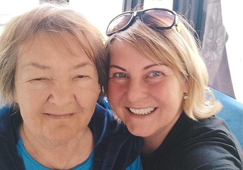 Ein Bild aus fröhlichen Tagen: Andrea Horvath (r.) mit ihrer Mutter.