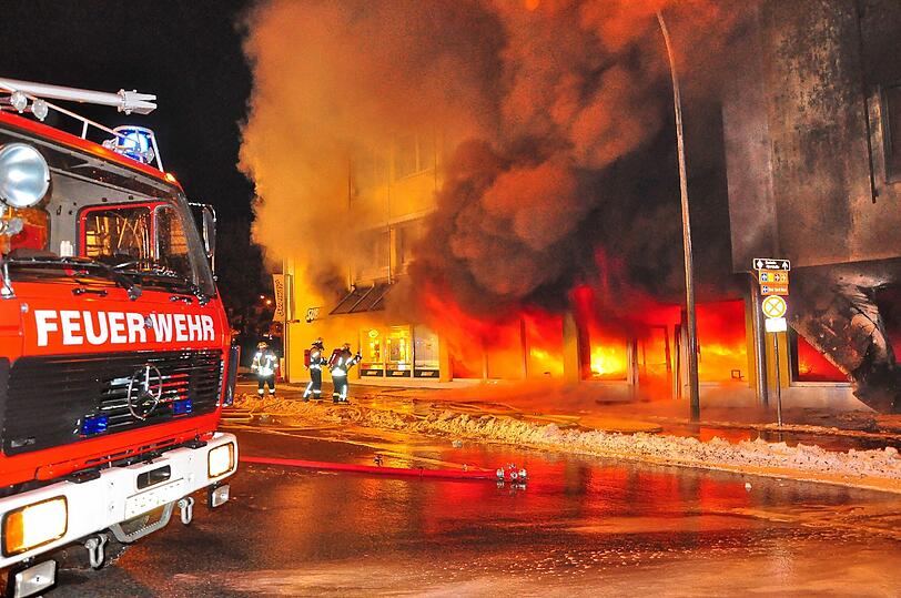 Feuerwehrleute kämpfen gegen die Flammen in einem Matratzenfachgeschäft in Garmisch-Partenkirchen.