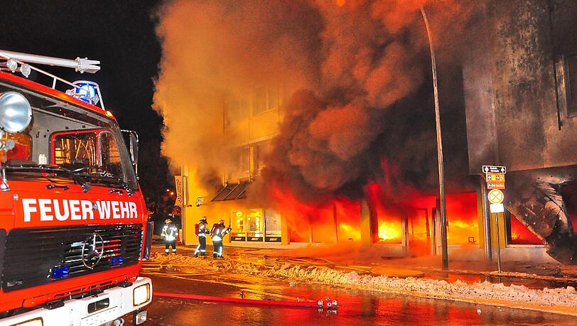 Feuerwehrleute kämpfen gegen die Flammen in einem Matratzenfachgeschäft in Garmisch-Partenkirchen. Feuerwehrleute kämpfen gegen die Flammen in einem Matratzenfachgeschäft in Garmisch-Partenkirchen.