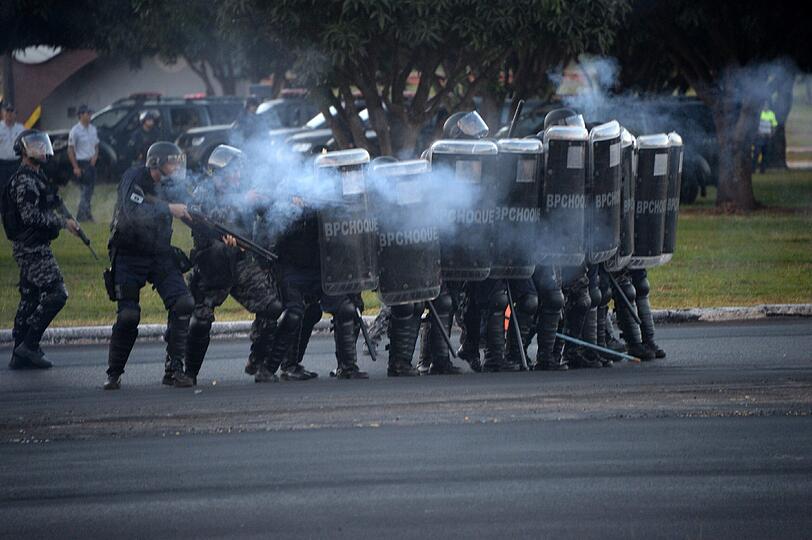 Straßenschlachten zwischen Ureinwohnern und gepanzerten Polizeieinheiten in Brasília: Die irren Bilder.