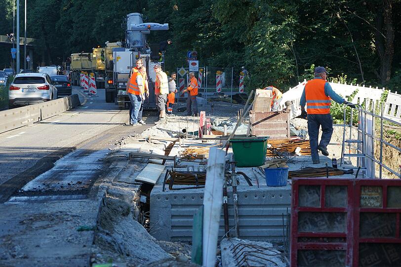 Seit Montagfrüh ist der Isarring Richtung Schwabing auf eine Spur verengt. Und schon bricht im Berufsverkehr das Stau-Chaos aus. Die Bilder vom Mega-Stau.