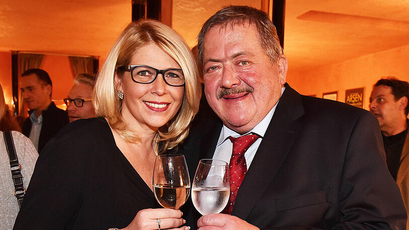 Sind jetzt ein Paar: Joseph Hannesschläger mit seiner Bettina &ndash; hier bei einer Premiere in der Komödie im Bayerischen Hof.