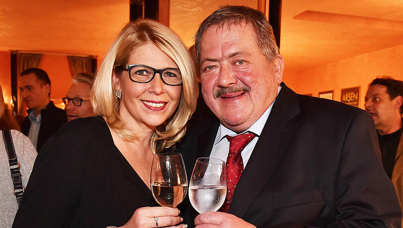 Sind jetzt ein Paar: Joseph Hannesschläger mit seiner Bettina – hier bei einer Premiere in der Komödie im Bayerischen Hof. Sind jetzt ein Paar: Joseph Hannesschläger mit seiner Bettina – hier bei einer Premiere in der Komödie im Bayerischen Hof.
