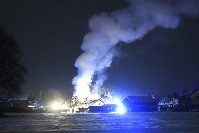 Die Feuerwehr musste bei minus elf Grad gegen die Flammen ankämpfen. Die Bilder vom Einsatz.