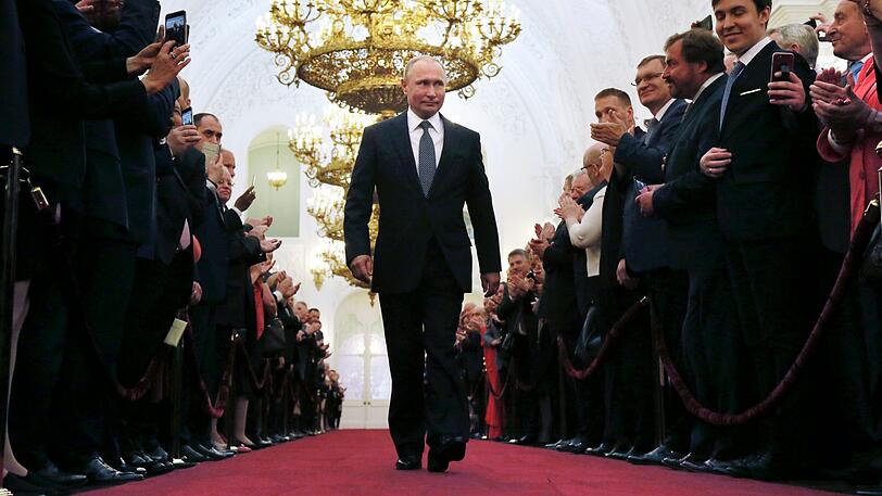 Wladimir Putin, Präsident von Russland, geht bei seiner Amtseinführung als neuer russischer Präsident zwischen den Gästen entlang.