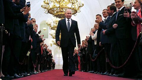Wladimir Putin, Präsident von Russland, geht bei seiner Amtseinführung als neuer russischer Präsident zwischen den Gästen entlang.