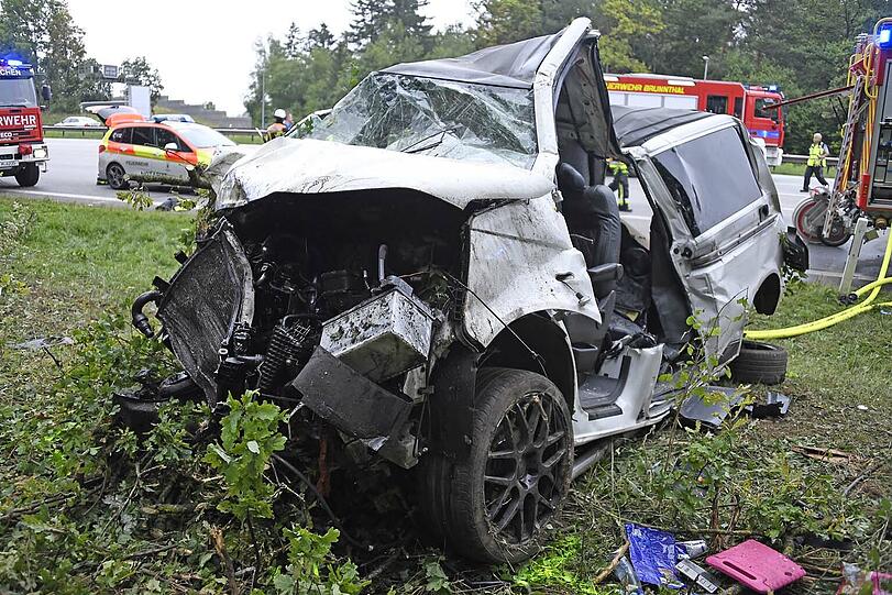 Bei dem Unfall sind mindestens ein Erwachsener und ein Kind um Leben gekommen.