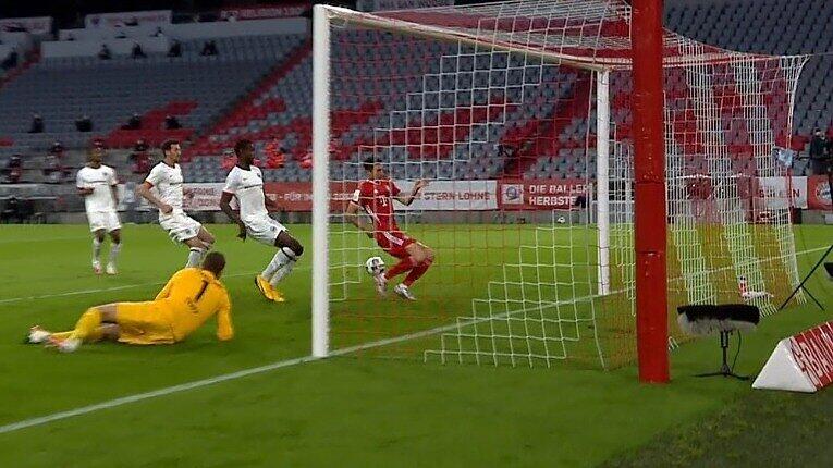 Vor dem 1:0 des FC Bayern durch Perisic musste Kohr bereits für Eintracht Frankfurt auf der Linie klären, und Lewandowski (Bild) verpasste eine Tausendprozentige.