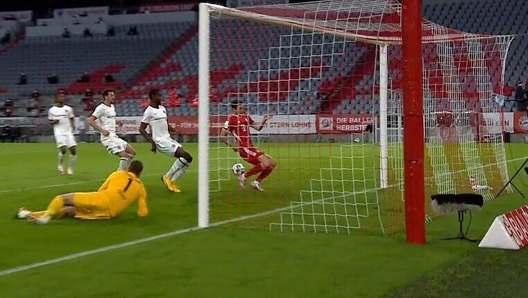 Vor dem 1:0 des FC Bayern durch Perisic musste Kohr bereits für Eintracht Frankfurt auf der Linie klären, und Lewandowski (Bild) verpasste eine Tausendprozentige. Vor dem 1:0 des FC Bayern durch Perisic musste Kohr bereits für Eintracht Frankfurt auf der Linie klären, und Lewandowski (Bild) verpasste eine Tausendprozentige.