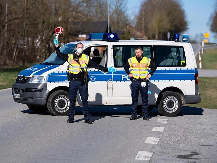 Polizisten kontrollieren eine Grenze. Foto: Sven Hoppe/dpa/Symbolbild
