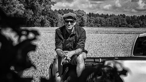 Der Musiker und Schriftsteller Florian Weber auf einer Landpartie.