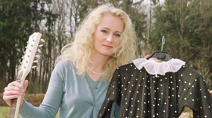 Nicole Seibert präsentierte im Jahr 2002 das Kleid, mit dem sie am 24. April 1982 den Grand Prix d Eurovision de la Chanson gewonnen hat.