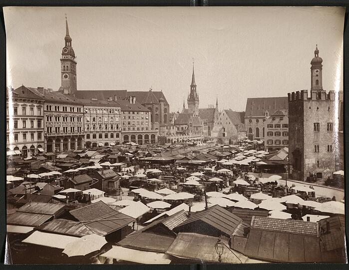Blick auf den Viktualienmarkt vor 1880: Auch viele Stadtansichten gibt es im Foto-Archiv des Bruckmann-Verlags.
