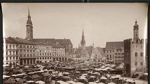 Blick auf den Viktualienmarkt vor 1880: Auch viele Stadtansichten gibt es im Foto-Archiv des Bruckmann-Verlags.