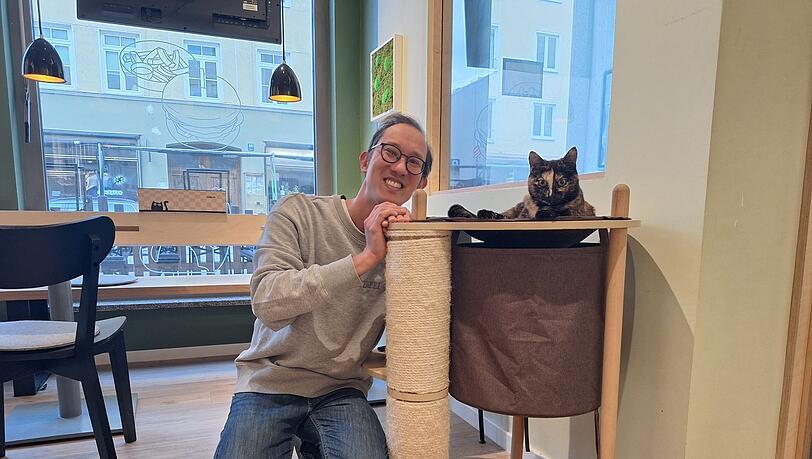 Thomas Leidner zusammen mit Katze Gamora. Sie wird am liebsten an Kopf und R&uuml;cken gestreichelt.