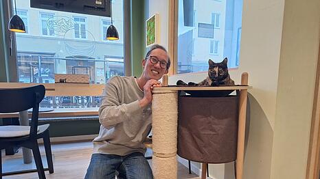 Thomas Leidner zusammen mit Katze Gamora. Sie wird am liebsten an Kopf und R&uuml;cken gestreichelt.