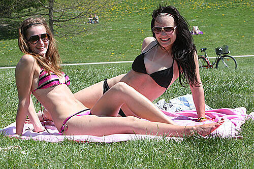 Bald gibt es auch wieder braune Bäuche und Beine: Magdalena und Carolina haben im Englischen Garten schon mal ihren Bikini ausgepackt.