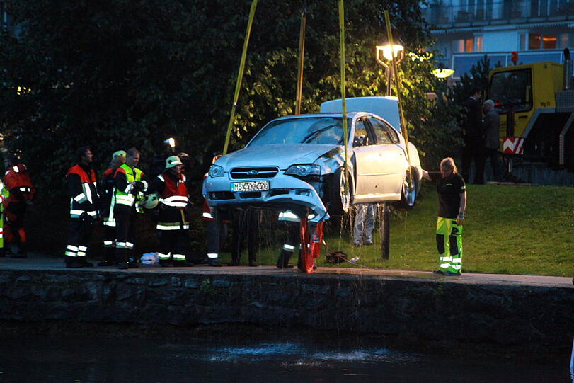 In einem im Tegernsee versunkenen Auto ist am Mittwochabend ein Rentner umgekommen, eine Frau wurde schwer verletzt. Nach Angaben der Polizei hatte die 91 Jahre alte Fahrerin in Rottach-Egern (Landkreis Miesbach) bei ihrem Automatikwagen die Pedale verwechselt und war dadurch im See gelandet, das Fahrzeug ging zwei bis drei Meter unter. Die Einsatzkräfte konnten die drei Insassen bergen, für einen 87 Jahre alten Mann kam allerdings jede Hilfe zu spät. Die Bilder von der Unfallstelle.