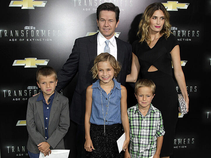 Mark Wahlberg mit Frau Rhea Durham und seinen Kindern Michael Robert, Ella Rea und Brendan Joseph (v.l.). Grace Margaret wahr wohl noch zu klein für die Premiere des neuen "Transformers"