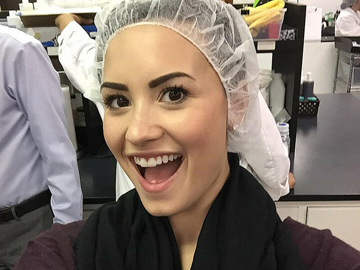 Demi Lovato hilft bei der Produktion ihrer Hautpflegeprodukte mit